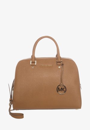 Sac à main en cuir marron Michael Kors avec double poignées, une bandoulière amovible et un pendentif rond doré avec le logo MK suspendu à l'avant.
