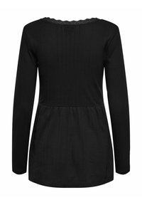 Črn dolg rokav vrh, ki vsebuje teksturiran rebrasti dizajn in odrezan ovratnik, s pretočnim peplum robom za dodano gibanje.