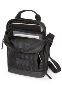 Borsa a tracolla nera in nylon con chiusura zip, caratterizzata da un'esterno testurizzato, tasca frontale e una tracolla regolabile. Logo Eastpak visibile.