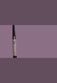 Hårstylingverktyg med en lila och beige design, med en rundad topp och ett texturerat grepp, med ansiktsdrag på handtaget.