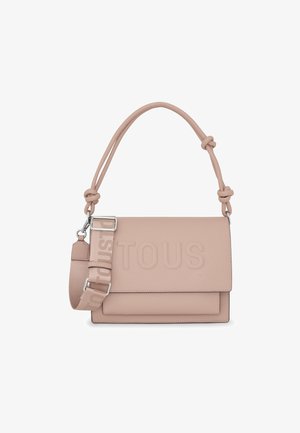 Borsa in pelle rosa pallido con logo impresso, tracolla removibile con testo a motivi e design con pattina pieghevole.