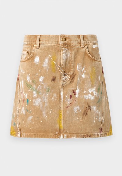 Μπεζ τζιν φούστα με μπροστινές τσέπες και πιτσιλιές μπογιάς σε λευκό, κίτρινο, πράσινο, μπλε και καφέ, δημιουργώντας μια casual καλλιτεχνική εμφάνιση.