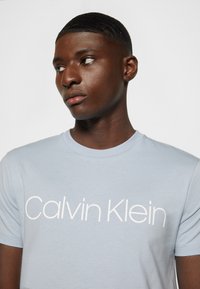 Calvin Klein FRONT LOGO - T-shirt estampada - bayshore blue