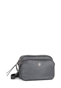 Borsa sintetica grigia e testurizzata con due scomparti con cerniera, hardware dorato e un accento con logo. Presenta una tracolla removibile per diverse opzioni di trasporto.