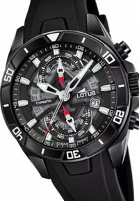 Montre chronographe noire avec un cadran texturé, des marqueurs lumineux et des accents rouges. Dotée d'un bracelet en caoutchouc noir et de mentions de résistance à l'eau.