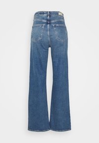 Breda jeans i blå denim med hög midja, fem fickor och en klassisk finish. Tyget har en lätt struktur.