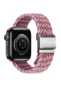 Reloj inteligente con caja negra, sensor de vidrio redondo y una correa de tejido trenzado rosa. Presenta un cierre de acero inoxidable con un logotipo.