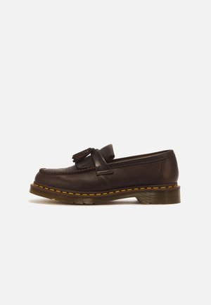 Dunkelbrauner Lederloafer mit Quasten, dicker Sohle und gelber Naht entlang der Sohlkante, von der Seite vor weißem Hintergrund gezeigt.