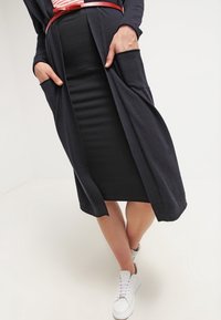Modström Jupe crayon - black