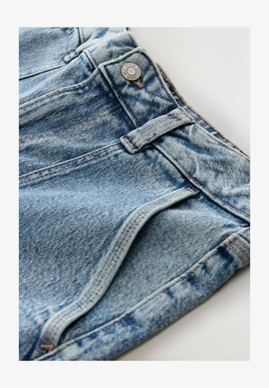 Svetlomodré denim šortky s vyblednutou textúrou, so zapínaním na kovový gombík a prešitou pútkom na opasok.