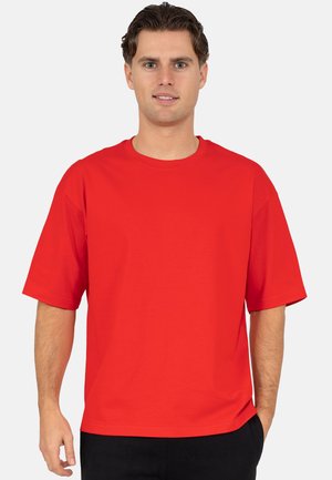 Rotes kurzärmeliges T-Shirt mit rundem Ausschnitt und lockerem Sitz, hergestellt aus einem glatten Stoff in Uni-Farbe ohne sichtbare Muster.