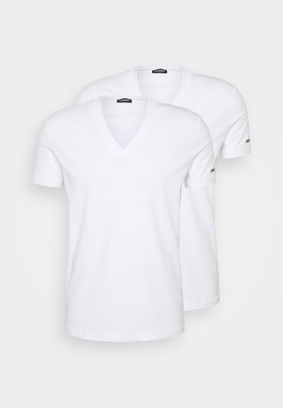 Zwei weiße Baumwoll-V-Ausschnitt-T-Shirts. Kurze Ärmel, einfarbig, lockere Passform, mit gestickten Schulternähten und einem Etikett am Kragen.