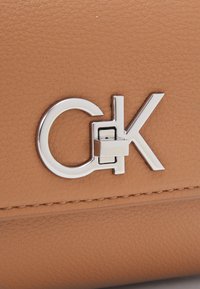 Calvin Klein RELOCK SHOULDER BAG - Borsa a mano - lion