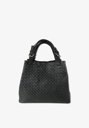 Zwarte geweven leren handtas met twee gerolde handvatten met verstelbare gespbanden, tegen een witte achtergrond.