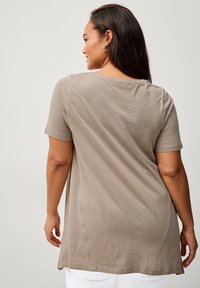 Ellos Plus collection Camiseta básica - dunkelbeige