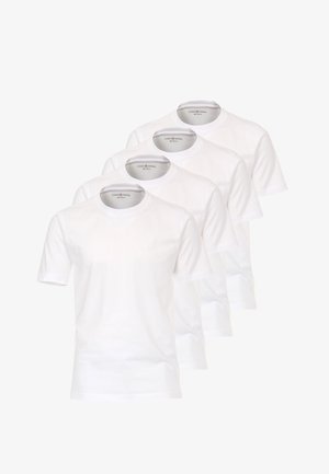 Zestaw czterech białych bawełnianych t-shirtów z krótkimi rękawami, okrągłymi dekoltami i miękką teksturą. Każdy t-shirt ma małe logo na klatce piersiowej.