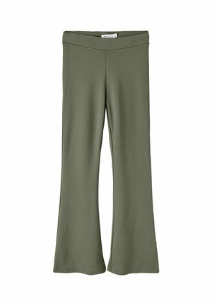 Olivengrønne bukser med brede ben, en tætsiddende talje og glat stof, lagt fladt mod en hvid baggrund.