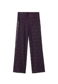 Pantaloni in pizzo viola con gamba larga, caratterizzati da un motivo floreale e una trama leggera e semi-trasparente. Nessuna chiusura o hardware visibile.