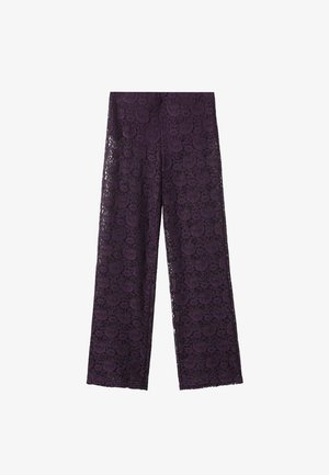 Pantaloni in pizzo viola con gamba larga, caratterizzati da un motivo floreale e una trama leggera e semi-trasparente. Nessuna chiusura o hardware visibile.