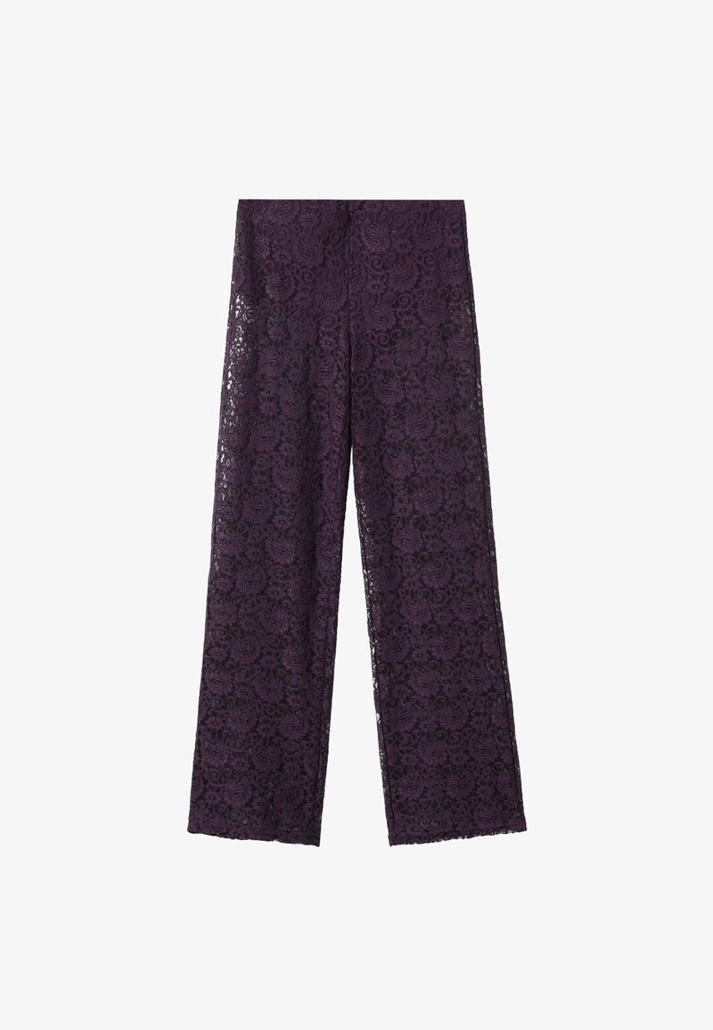 Pantaloni din dantelă purpurie cu picioare largi, având un model floral și o textură ușoară, semi-transparentă. Fără închideri sau accesorii vizibile.