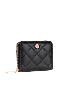 Sort quiltet pung lavet af struktureret læder med hardware i guldton, der har en lynlåslukning og et logodetalje på forsiden.