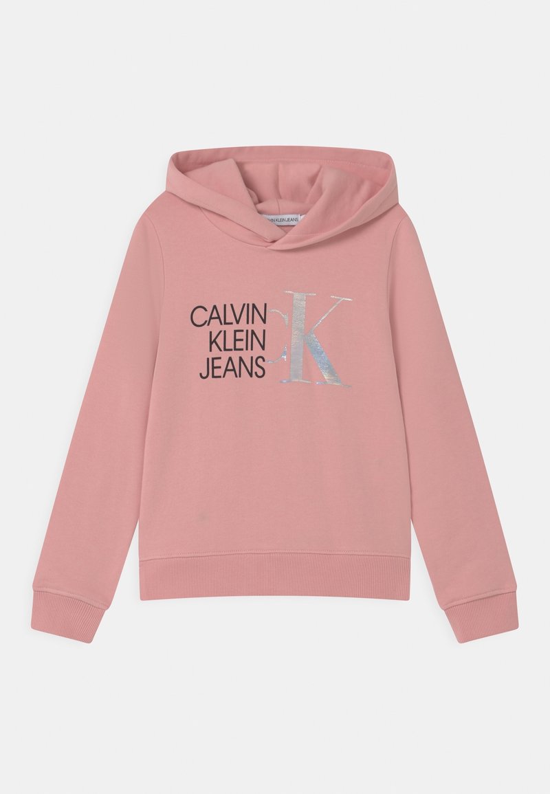 Růžová mikina s kapucí z měkké tkaniny s vroubkovanými manžetami a lemem. Na přední straně se nachází černý nápis "CALVIN KLEIN JEANS" a reflexní logo "K".