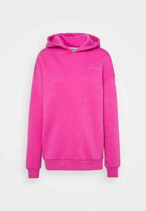 Haut à capuche rose en tissu doux, avec un cordon de serrage au niveau de la capuche, des poignets et un ourlet côtelés, et un petit logo blanc sur la poitrine.