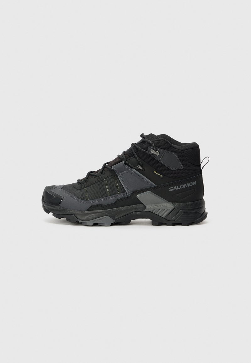 Czarno-szare półwysokie buty trekkingowe z solidną podeszwą, siateczkową cholewką, wzmocnionym czubkiem oraz wodoodporną podszewką Gore-Tex.