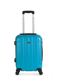 Maleta rígida de color turquesa brillante con rayas horizontales, detalles en negro, asa retráctil y cuatro ruedas para mayor movilidad.
