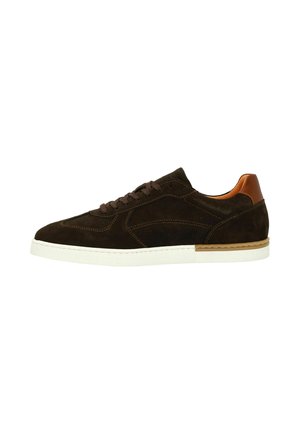 Brown suede sneaker with leather accents, white rubber sole, textured sides, and contrasting stitching details. Classic athletic design.