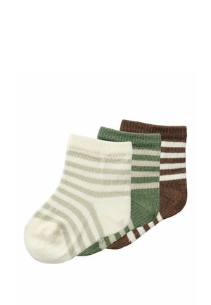 Tre par ankelsokker med striber, farverne hvid med beige, grøn med hvid og brun med hvid, stablet på række på en hvid baggrund.
