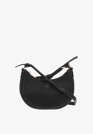 Sac à épaule en cuir noir avec une forme incurvée, des accents en métal doré et des coutures blanches. Équipé d'une sangle amovible et d'un logo embossé.