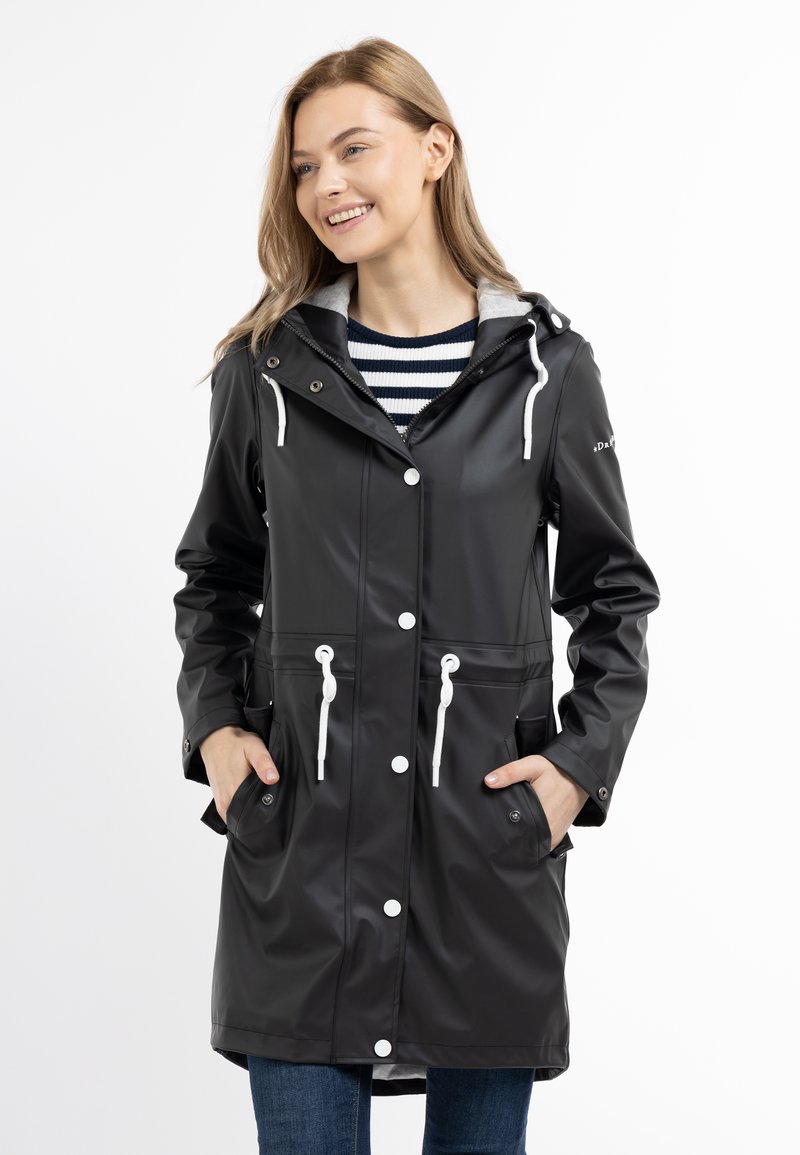 Zwarte waterdichte regenjas met een capuchon, witte trekkoorden, drukknoopsluiting en twee voorzakken. Getextureerde afwerking met een getailleerde silhouette.