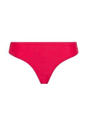 Tahke punase värvi bikiini-stiilis ujumispüksid, ühtlase kangaga ja lihtsa vöörihmaga, valgel taustal eksponeeritud.