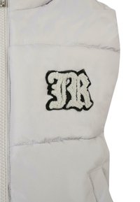 Puchowy kamizelka w jasnoszarym kolorze, z czarno-białym haftowanym logo na piersi, zapinana na zamek i o pikowanej teksturze.