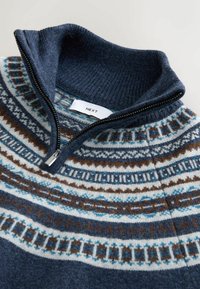 Marineblauer Strickpullover mit Reißverschluss und hohem Kragen, mit einem gemusterten Design in Weiß, Blau und Braun. Hergestellt aus weichem Strickmaterial.