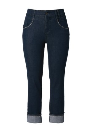 Dunkelblaue Jeans aus Denim mit mittelhohem Bund, verzierten Taschen und aufgerollten Bündchen, die einen helleren Denim-Kontrast zeigen.