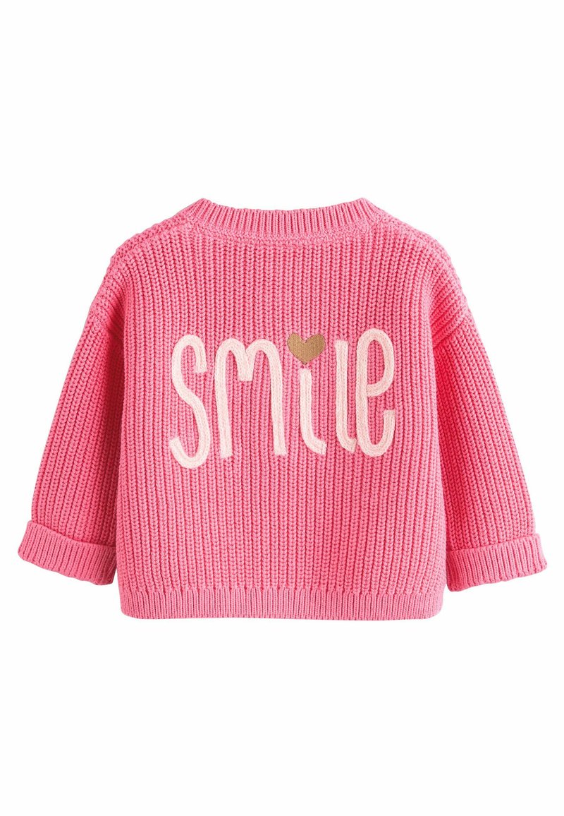Rosa gestrickter Pullover mit dem Wort "SMILE" in Creme und einem kleinen Herzakzent, langen Ärmeln sowie gerippten Bündchen und Saum.