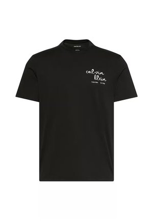 T-shirt nera a maniche corte con scritta bianca "calvin klein" e logo "Calvin Klein Est. 1968" sulla parte superiore sinistra del petto.