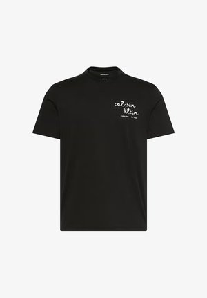 Czarny T-shirt z krótkim rękawem z białym napisem "calvin klein" i logo "Calvin Klein Est. 1968" na górnej lewej części klatki piersiowej.