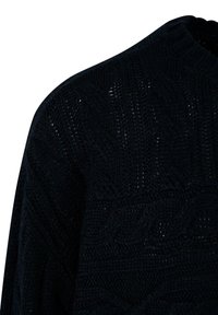 Pull noir en tricot avec un motif de câble texturé et un col côtelé. Le design comprend des tailles de points variées pour plus de détails.