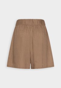 Shorts en lin marron avec une taille élastique, présentant une coupe ample, une texture lisse et un ourlet propre. Design décontracté et confortable.