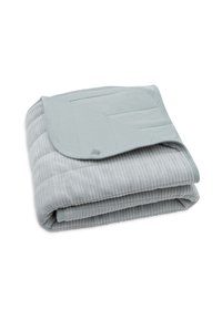 Couverture pondérée légère gris clair pliée avec un tissu texturé à côtes et des bords lissés sur un fond blanc.
