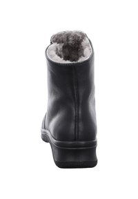 Schwarze Leder-Stiefelette mit grauem Fellfutter, abgerundeter Oberseite, glatter Textur und Gummisohle. Die Rückansicht zeigt die Details der Nähte.