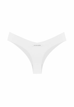 String blanc en tissu lisse et extensible, offrant une couverture minimale, avec une étiquette centrale portant l'inscription "GOD SAVE QUEENS."
