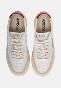 Sneaker bianche in pelle con accenti in suede beige, punta rotonda, lacci beige, design perforato, inserto rosso sul tallone e logo Autry sulla linguetta.