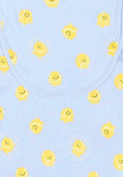 Tissu bleu clair avec un motif répétitif de petites balles de tennis jaunes souriantes et un texte circulaire blanc "STELLA MCCARTNEY".