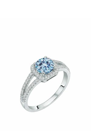 Anello in argento con una pietra preziosa rotonda azzurro chiaro al centro, circondato da piccole pietre trasparenti su una fascia divisa.