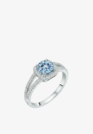 Silberner Ring mit einem runden hellblauen Edelstein in der Mitte, umgeben von kleinen klaren Steinen auf einem geteilten Schaft.