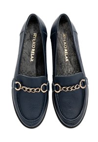Mocassini in pelle blu navy con finitura texture, dotati di un dettaglio in catena dorata sulla parte anteriore e una soletta imbottita per il comfort.
